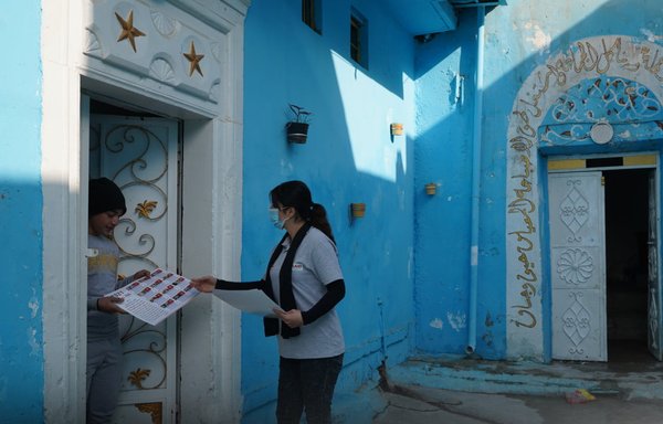 A volunteer with the Volunteer With Us foundation takes part in a campaign supported by USAID to encourage education in cities liberated from terrorism. [Volunteer With Us]