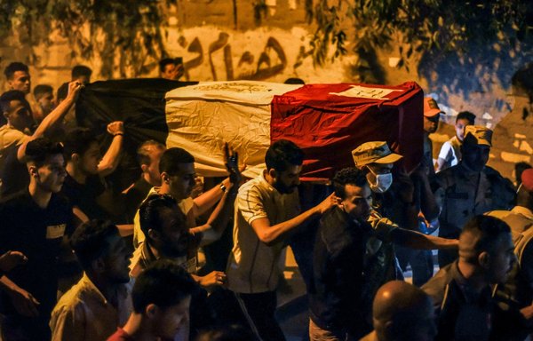 روز ١٨ اردیبهشت‌، عزاداران و سربازان تابوت احمد محمد احمد علی، سرباز وظیفۀ مصری و یکی از ١١ سرباز کشته‌شده در حملۀ داعش را در حین تشییع جنازۀ وی در شهر خانکه، استان قلیوبیه، حمل می‌کنند. داعش مسئولیت این حمله را که در غرب سینا رخ داد، بر عهده گرفت. [خبرگزاری فرانسه]