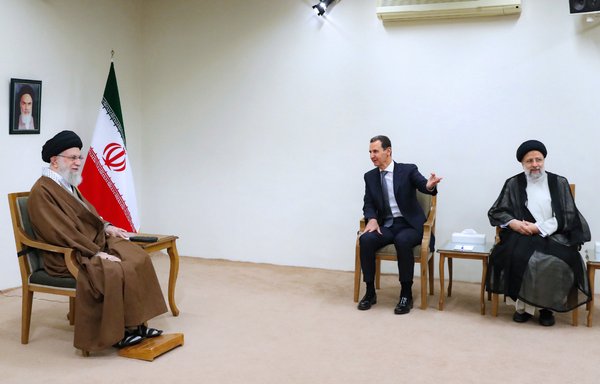 الرئيس السوري بشار الأسد يلتقي بالمرشد الإيراني علي خامنئي والرئيس إبراهيم رئيسي في طهران يوم 8 أيار/مايو. [Khamenei.ir]