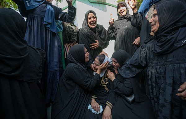 والدة وأقرباء الملازم أول المصري سليمان علي سليمان، وهو أحد الجنود الـ 11 الذين قتلوا في هجوم يوم 7 أيار/مايو الذي تبناه تنظيم داعش في سيناء، خلال مراسم تشييعه بقرية جزيرة الأحرار في محافظة القليوبية بتاريخ 9 أيار/مايو. [خالد دسوقي/وكالة الصحافة الفرنسية]