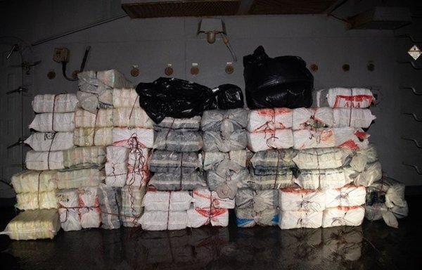 أكياس من المخدرات مكدسة على متن مدمرة الصواريخ الموجهة يو.أس.أس مومسن في 16 أيار/مايو، بعد أن تم ضبطها على مركب صيد في خليج عُمان. [البحرية الأميركية]