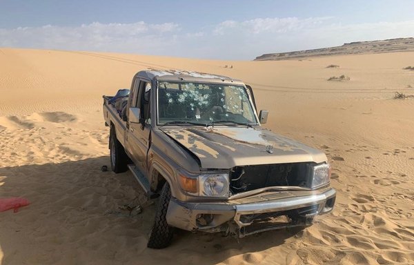 سيارة رباعية الدفع رباعي كانت تنقل أسلحة وذخائر في منطقة شمال سيناء قبل أن يعطبها حرس الحدود المصري. [القوات المسلحة المصرية]