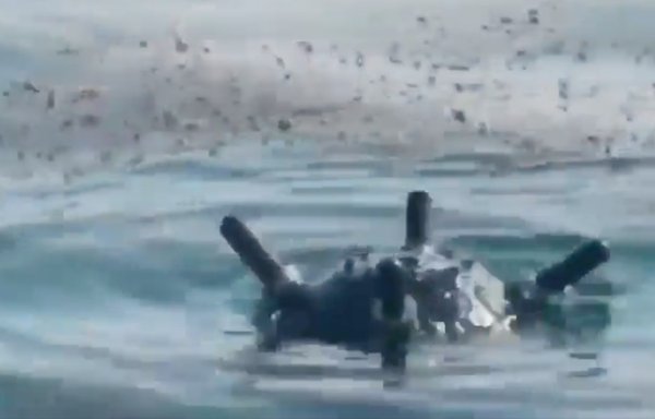 لغم بحري قيل إنه زرع على أيدي الحوثيين، يعوم على سطح البحر الأحمر في لقطة شاشة من فيديو نشره حساب سعودي على تويتر في 24 تشرين الثاني/نوفمبر، 2020.