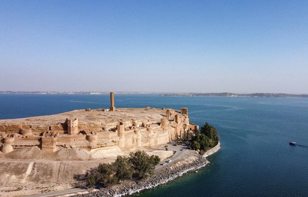 This picture taken on June 3 shows an aerial view of the ancient lakeside fortress of Qalaat Jaabar in Syria's al-Raqa province. [Delil Souleiman/AFP]