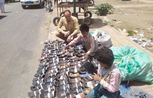 لوای هشت ساله و برادرش راکان ترک تحصیل کرده و در حال حاضر در یکی از پیاده‌روهای شهر صنعا که تحت کنترل حوثی‌ها قرار دارد کفش می‌فروشند تا کمک‌خرج خانواده‌شان باشند. [هیثم محمد/المشارق]