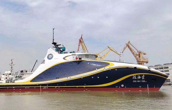 حاملة الطائرات المسيرة الصينية زهو هاي يون ترسو في الصين. [الأرشيف]