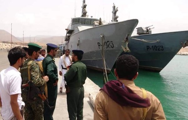 Deputy director general of security and police and director of criminal investigation Col. Ahmed Rafeet visits the al-Mahra port of Nishtun on June 3 to review security vigilance in the wake of the seizure of an Iranian speedboat. [Al-Mahra Media Centre]