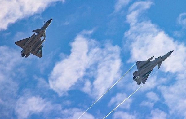 مقاتلتان صينيتان تشاركان في مناورة في آذار/مارس الماضي. [وزارة الدفاع الصينية]