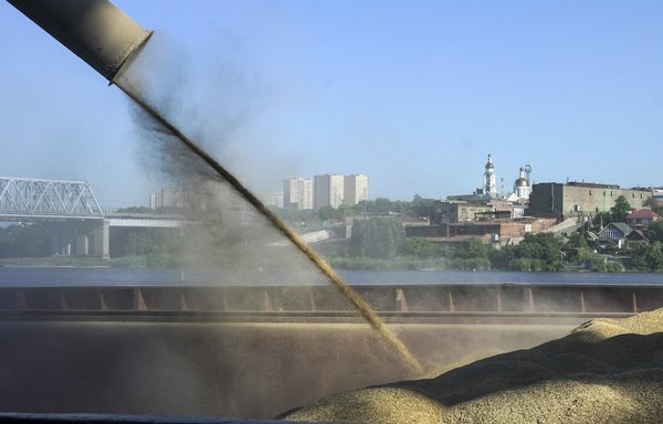 در روز ٢١ خردادماه کشتی باری روسی سوروموف-٢ محموله جو را در بندر روستوف-نا-دانو در روسیه بارگیری می‌کند. [استرینگر/خبرگزاری فرانسه]