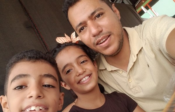 الصحافي صابر الحيدري الذي قُتل في عدن في 15 حزيران/يونيو بانفجار عبوة ناسفة مزروعة تحت سيارته، يظهر مع أطفاله في صورة نشرها على صفحته على فيسبوك عام 2019.