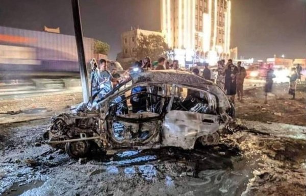 قتل الصحافي صابر الحيدري في عدن يوم 15 حزيران/يونيو عندما انفجرت عبوة ناسفة مزروعة تحت سيارته. ويظهر موقع الانفجار في هذه الصورة التي تم تداولها على مواقع التواصل الاجتماعي.