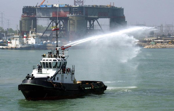 روز ۸ اردیبهشت ۱۳۸۳ یک لنج در مراسم گشایش پایانۀ نفتی نکا در دریای کاسپین در حال آب‌پاشی است. [هنگامه فهیمی/ خبرگزاری فرانسه]