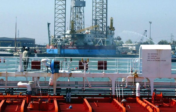 یک نفتکش روسی در روز ۸ اردیبهشت ۱۳۸۳ در مراسم گشایش پایانۀ نفتی نکا در دریای کاسپین در نزدیکی اسکلۀ این پایانه دیده می‌شود. [هنگامه فهیمی/ خبرگزاری فرانسه]