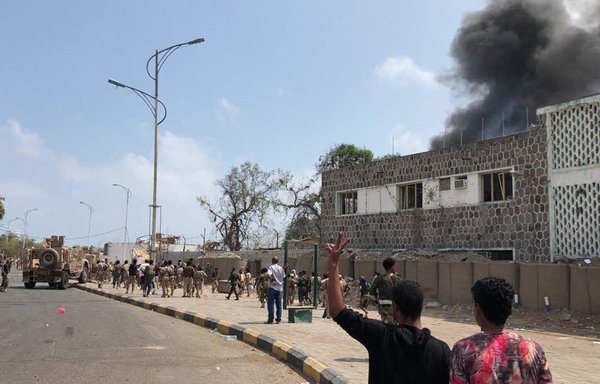 یمنی‌ها روز ۱۱ آبان‌ماه ۱۳۹۶ محل یک بمب‌گذاری انتحاری در عدن را بازرسی می‌کنند. مظنونان القاعده پس از تحمل چندین شکست دو بمب‌گذاری انتحاری انجام دادند و افرادی را گروگان گرفتند. [استرینگر/.خبرگزاری فرانسه]