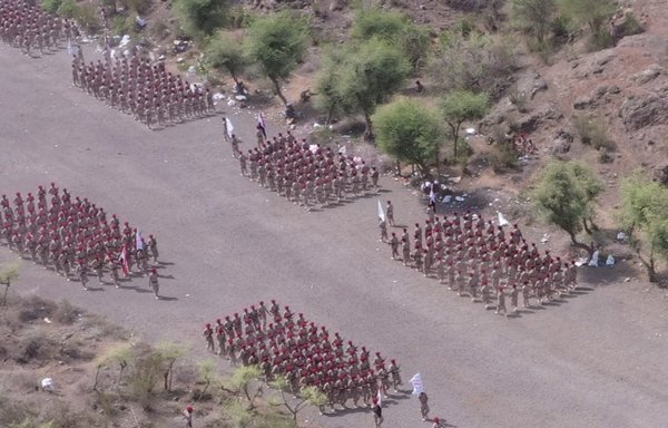Houthi fighters march in formation during a June 27 graduation ceremony in Yemen. [Houthi-affiliated SABA News Agency]