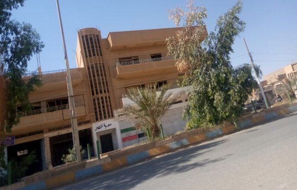 این عکس یکی از مقرهای هنگ چهل‌وهفتم و کتائب حزب‌الله در منطقۀ الکتف البوکمال را نشان می‌دهد. این شهر واقع در استان دیرالزور با عراق هم‌مرز است. [کانال تلگرامی ثوار البوکمال]