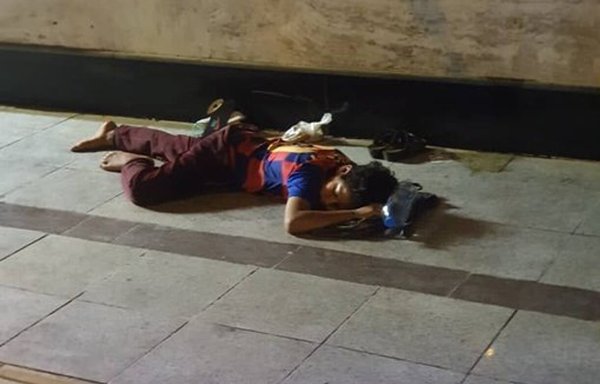 عکسی از یک کودک بی‌خانمان در خیابانی در تهران مربوط به روز ٢٨ تیرماه. تعداد افراد خردسال موسوم به «کودکان کار» که در خیابان‌های تهران و سایر شهرهای بزرگ ایران کار می‌کنند و می‌خوابند رو به افزایش است. [شبکه‌های اجتماعی]