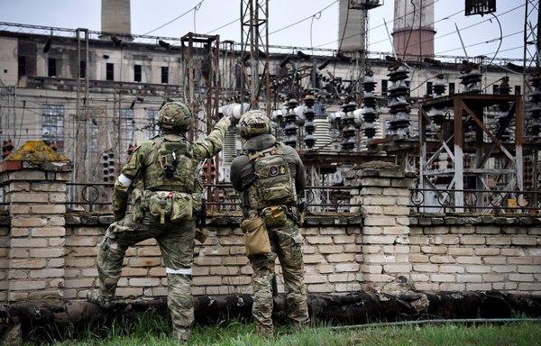 صورة التقطت في 13 نيسان/أبريل خلال رحلة نظمها الجيش الروسي، يظهر فيها جنود روس وهم يؤمنون الحراسة في محطة لوغانسك للطاقة في شاستيا بأوكرانيا. [ألكسندر نيمينوف/وكالة الصحافة الفرنسية]