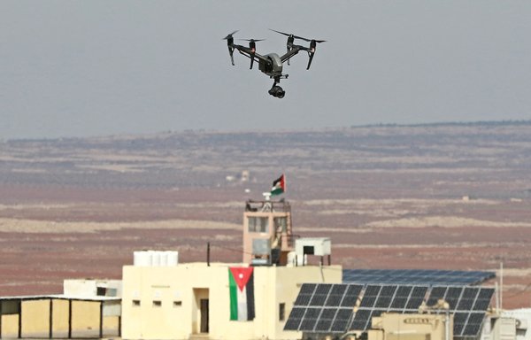 روز ٢٨ بهمن‌ماه سال گذشته یک پهپاد نظامی اردن بر فراز پست دیده‌بانی‌در امتداد مرز این کشور با سوریه پرواز می‌کند. [خلیل مزراوی/خبرگزاری فرانسه]