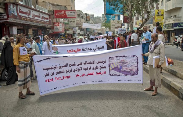 معترضان یمنی روز ۴ مرداد در تعز تظاهرات کردند و خواستار پایان محاصرۀ چندسالۀ شهرشان شدند. حوثی‌ها تعز را، که سومین شهر بزرگ یمن است، محاصره کرده‌اند. [احمد الباشا/ خبرگزاری فرانسه]