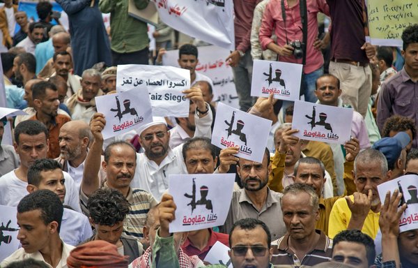 معترضان یمنی روز ۴ مرداد در تعز تظاهرات کردند و خواستار پایان محاصرۀ چندسالۀ شهرشان شدند. حوثی‌ها تعز را، که سومین شهر بزرگ یمن است، محاصره کرده‌اند. [احمد الباشا/ خبرگزاری فرانسه]