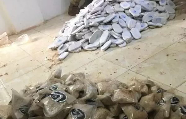 Jordanian authorities display hashish and Captagon pills seized April 19, 2021, as smugglers tried to infiltrate from Syria. [Jordanian Armed Forces Facebook page]