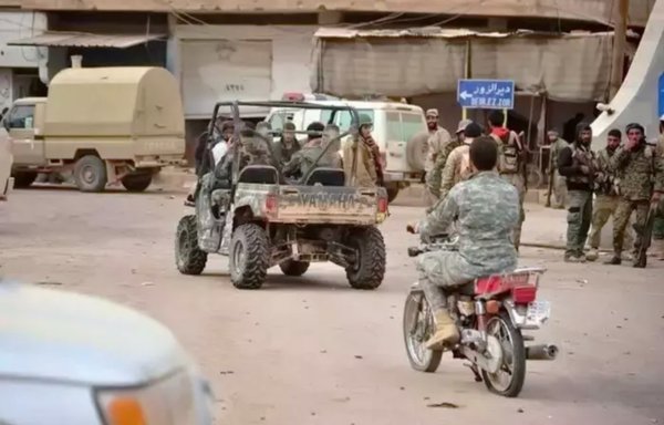 روز ۲۷ آذر ۱۴۰۰، عناصر گروه‌های شبه‌نظامی ایرانی در استان دیرالزور واقع در شرق سوریه دیده می‌شوند. [صدی‌الشرقیه/فیسبوک]