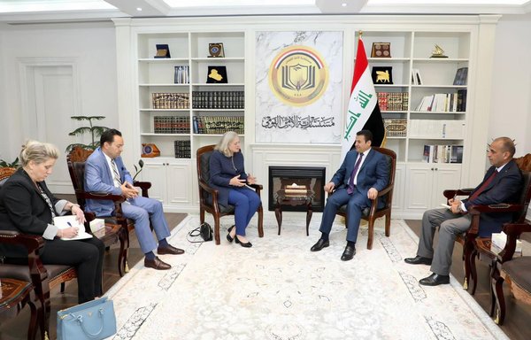 مستشار الأمن القومي العراقي قاسم الأعرجي يناقش الوضع في مخيم الهول شمالي شرقي سوريا مع السفيرة الأميركية الجديدة في العراق ألينا رومانوفسكي بتاريخ 8 حزيران/يونيو. [صفحة مستشار الأمن القومي العراقي على موقع فيسبوك]