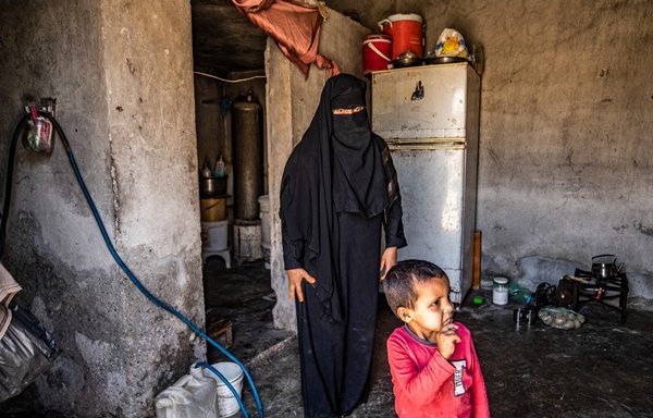 نورا البالغة من العمر 31 عاما في مقابلة أجريت معها في منزلها بمدينة الرقة يوم 4 حزيران/يونيو، وكانت معتقلة سابقا في مخيم الهول حيث يتم احتجاز أقارب المقاتلين المشتبه بانتمائهم لداعش. وتزوجت نورا من أحد أنصار التنظيم وانتهى بها الأمر بدون زوجها في مخيم الهول. وعادت إلى مسقط رأسها خارج الرقة منذ 3 سنوات. [دليل سليمان/وكالة الصحافة الفرنسية]