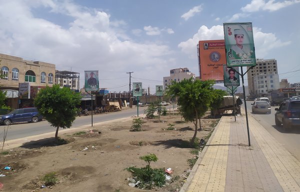 وجوه المجندين الأطفال الذين لقوا مصرعهم أثناء القتال في صفوف الحوثيين تملأ أحد الشوارع في اليمن يوم 30 تموز/يوليو. [هيثم محمد]