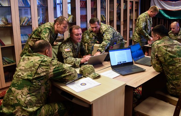 روز ۲۰ مرداد در دوشنبه، پایتخت تاجیکستان، سربازان و پرسنل نیروی هوایی گارد ملی ایالات متحده در رزمایش همکاری منطقه‌ای ۲۰۲۲ در کنار هم‌پیمانان چندملیتی آموزش می‌بینند. [گارد ملی ارتش ایالات متحده]