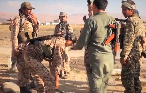 لقطة من شريط فيديو دعائي تظهر فيها مجموعة عناصر من لواء فاطميون وهم في الصحراء الشرقية (البادية) السورية عام 2021، بالقرب من مدينة تدمر.