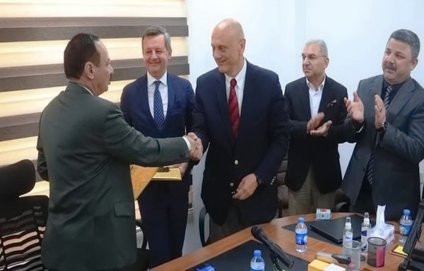 Ninawa governor Najm al-Jubouri (left) on August 9 signed a contract with officials from two Turkish companies to rehabilitate Mosul Airport. [Ninawa provincial government/Facebook]