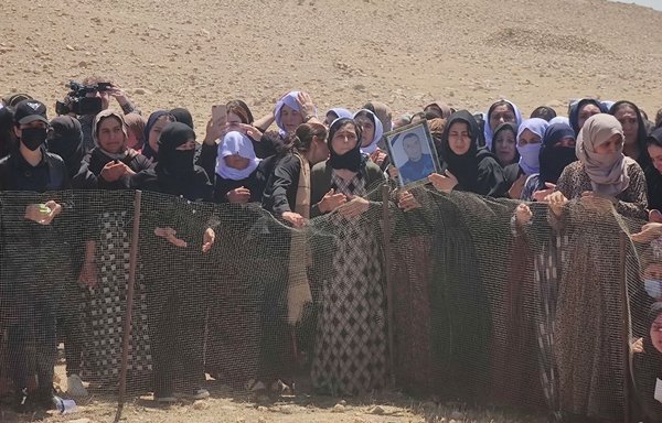 روز ۷ خرداد در شهر قنی واقع در منطقۀ سنجار، ایزدی‌ها در مراسم باز کردن یک گور دسته‌جمعی قربانیان داعش شرکت می‌کنند. [سازمان مستندسازی ایزدیان]