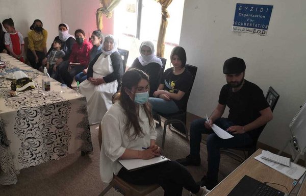 روز ۲۸ فروردین ۱۴۰۰، بازماندگان ایزدی‌ها از طریق اینترنت با نمایندگان شورای حقوق بشر سازمان ملل متحد صحبت می‌کنند. [سازمان مستندسازی ایزدیان]