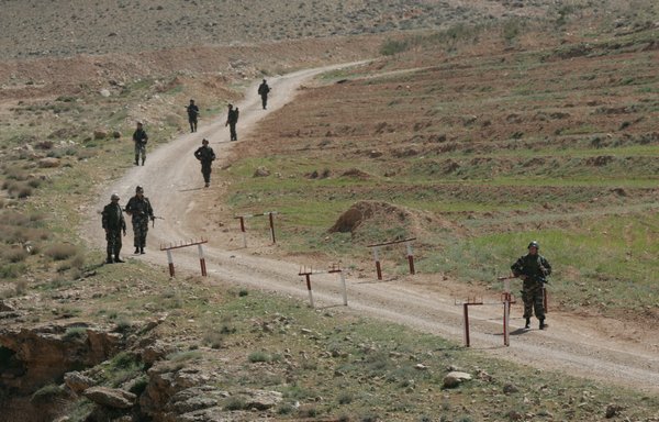 يبلغ عدد المعابر الشرعية وغير الشرعية بين لبنان وسوريا 161 معبرا، ويكثف الجيش اللبناني جهوده للحد من عمليات التهريب بين البلدين. [زياد حاتم]