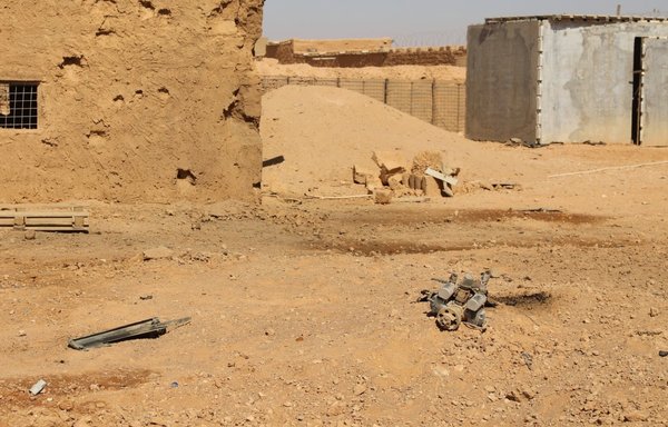 بقایای یکی از دو پهپادی که در مردادماه پیش از اصابت به قرارگاه التنف، واقع در جنوب سوریه، سرنگون شدند. [جیش المغاویر/ فیسبوک]