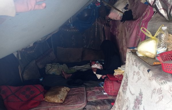 زوجة بندر سالم تحمل مولودها الجديد داخل خيمتهما بصنعاء في آب/أغسطس الماضي. [هيثم محمد/المشارق]