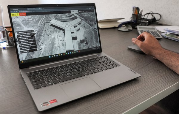 دياب سرية من رابطة معتقلي ومفقودي سجن صيدنايا يعرض صفحة مخصصة للسجن على الموقع الإلكتروني لمنظمة العفو الدولية في مكتبه بمدينة غازي عنتاب التركية في 11 آب/أغسطس. [عمر الحاج قدور/وكالة الصحافة الفرنسية]