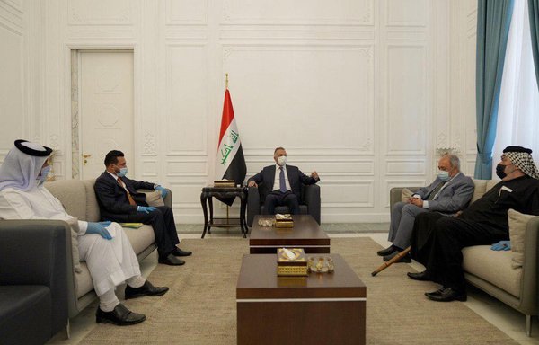 مصطفی کاظمی، نخست‌وزیر عراق، روز ۸ شهریور در دیدار با خانواده‌های ناپدیدشدگان اجباری به صحبت‌هایشان گوش می‌دهد. [دفتر مطبوعاتی کاظمی]