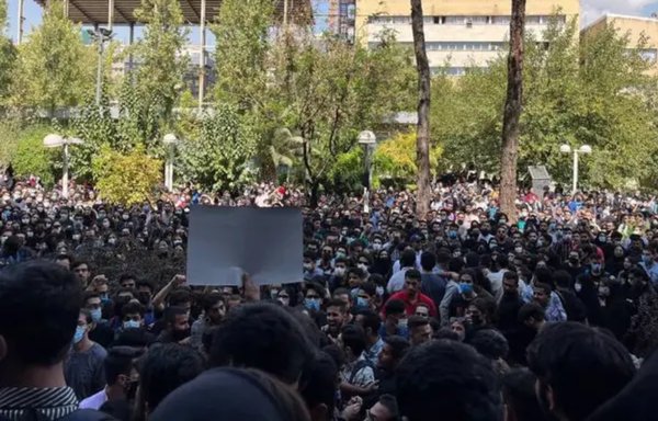 طلاب جامعة أمير كبير يوم 19 أيلول/سبتمبر في طهران أثناء الاحتجاج على وفاة مهسا أميني. [إيران إنترناشيونال]