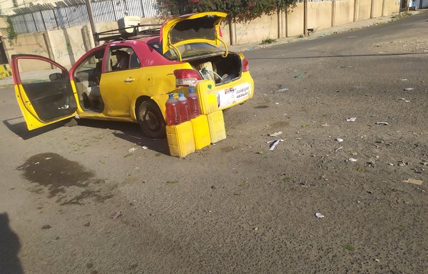ينتشر التجار الذين يبيعون المشتقات النفطية من سياراتهم بأعداد كبيرة في شوارع صنعاء، وسط نقص الوقود في المحطات الرسمية لمشتقات النفط. [هيثم محمد/المشارق]