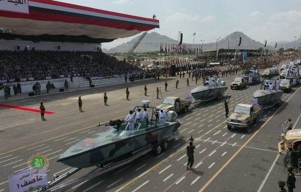 تصویر منتشرشده توسط حوثی‌ها در روز ٣۰ شهریورماه که رژۀ نظامی در صنعا را نشان می‌دهد. [دفتر امور رسانه‌ای گروه الحوثی/خبرگزاری فرانسه]