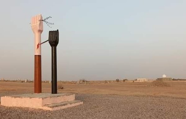 صورة التقطت في تموز/يوليو 2021 تظهر النصب التذكاري لشهداء مجزرة الشعيطات التي ارتكبها تنظيم داعش وذهب ضحيتها 900 قتيل. [صفحة الشعيطات مدينتي على فيسبوك]