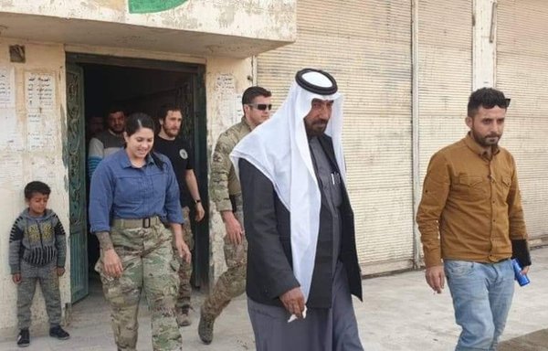 وفد من التحالف الدولي يزور جمعية مجزرة الشعيطات في محافظة دير الزور يوم 3 آذار/مارس 2021. [صفحة الشعيطات مدينتي على الفيسبوك]