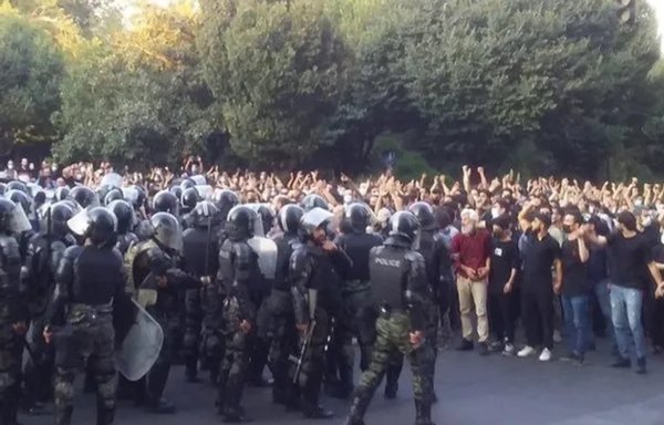The Iranian public has resisted the regime's security forces in an unprecedented fashion during the ongoing demonstrations across the country. [Iran International]