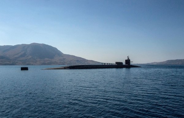 غواصة الصواريخ الموجهة من فئة أوهايو يو إس إس فلوريدا تستعد لعبور البحر المتوسط يوم 15 تشرين الأول/أكتوبر 2019. [قيادة المنطقة المركزية الأميركية]