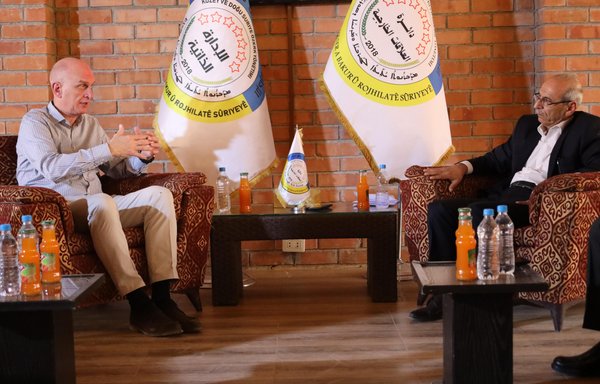 روز ١٤ مهرماه، کورت استوکل استیلفرید از وزارت امور خارجۀ آلمان (سمت چپ) در روند بازگرداندن شهروندان آلمانی از اردوگاه راج واقع در شمال شرق سوریه با فنر کیت، نمایندۀ نیروهای دموکراتیک سوریه ملاقات می‌کند. [شورای اجرایی شمال و شرق سوریه]