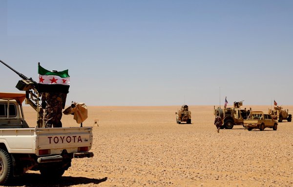 نیروهای ایالات متحده در ائتلاف بین‌المللی و نیروهای ارتش کماندوهای انقلابی سوریه روز ۲۱ مرداد در منطقۀ ۵۵ (ناحیه‌ای بدون درگیری به شعاع ۵۵ کیلومتر) در تمرین‌های مشترکی شرکت می‌کنند. [ارتش کماندوهای انقلابی سوریه]