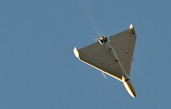 در یکی دیگر از حملات تجاوزکارانۀ روسیه به کی‌یف که روز ۲۵ مهر به‌وقوع پیوست، یک پهپاد بر فراز این شهر پرواز می‌کند. مقام‌های اوکراینی گفتند طی حملۀ بامدادی روسیه با پهپادهای ایرانی، کی‌یف چهار مرتبه مورد حمله قرار گرفته و یک ساختمان مسکونی و ایستگاه مرکزی قطار این شهر خسارت دیده است. [سرگئی سوپینسکی/خبرگزاری فرانسه]